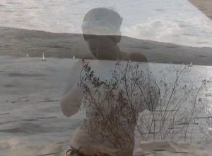 Пара трахается уединившись на берегу залива